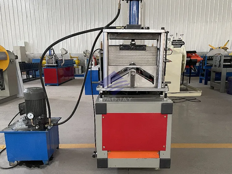 Máquina para fabricar tapajuntas de techo de metal de aluminio