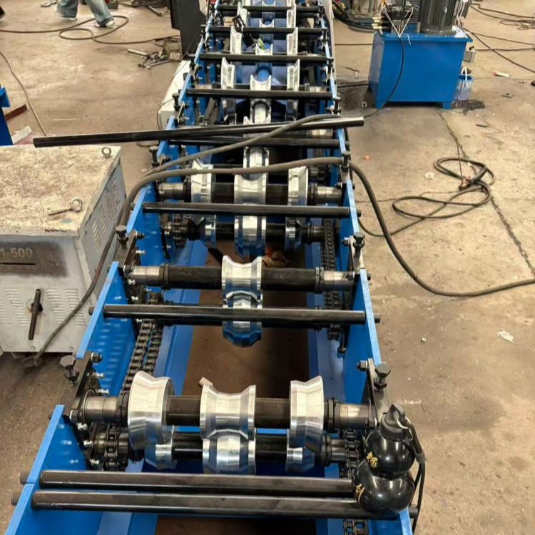 Máquina de conformado de rodillos para tapajuntas de techo de metal Máquina para fabricar tejas de cumbrera