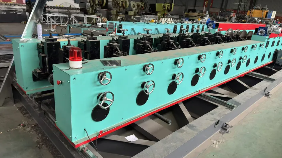 Línea de producción de perfil de puerta enrollable de garaje fabricada en China para máquina de conformado en frío