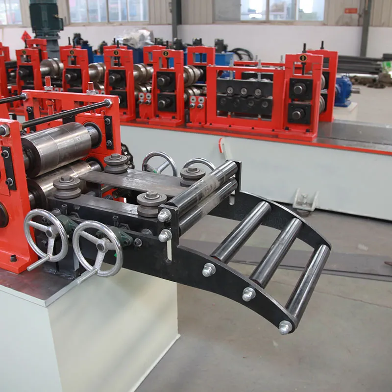 Línea de producción de perfil de puerta enrollable de garaje fabricada en China para máquina de conformado en frío
