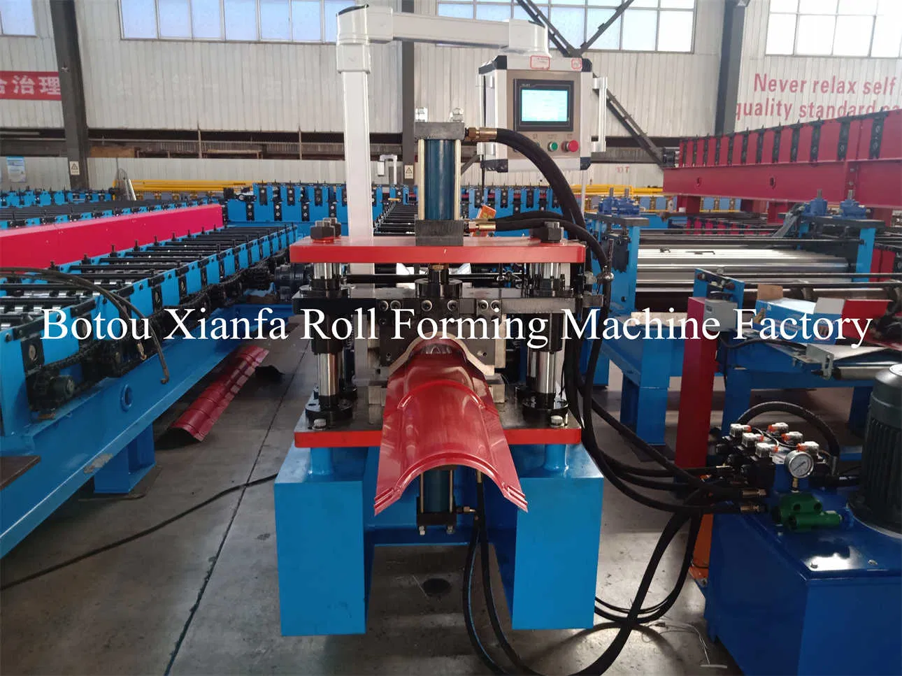 Máquina de formación de rollos de capuchón de cresta de tejas de metal esmaltadas Máquina de fabricación de tejas de cresta Máquina de fabricación de coronas de techado esmaltadas Máquina de fabricación de crestas