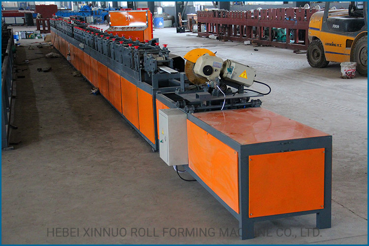 Línea de producción de máquina formadora de rollos de lamas de puerta enrollable de garaje de acero metálico PU fabricada en China