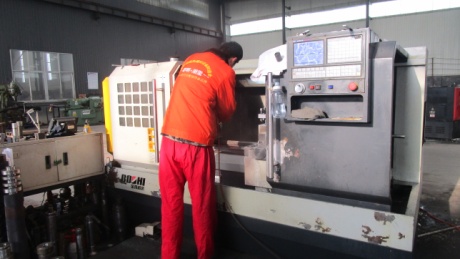 Torno CNC de alta precisión para mecanizado de componentes industriales en Nash Machinery