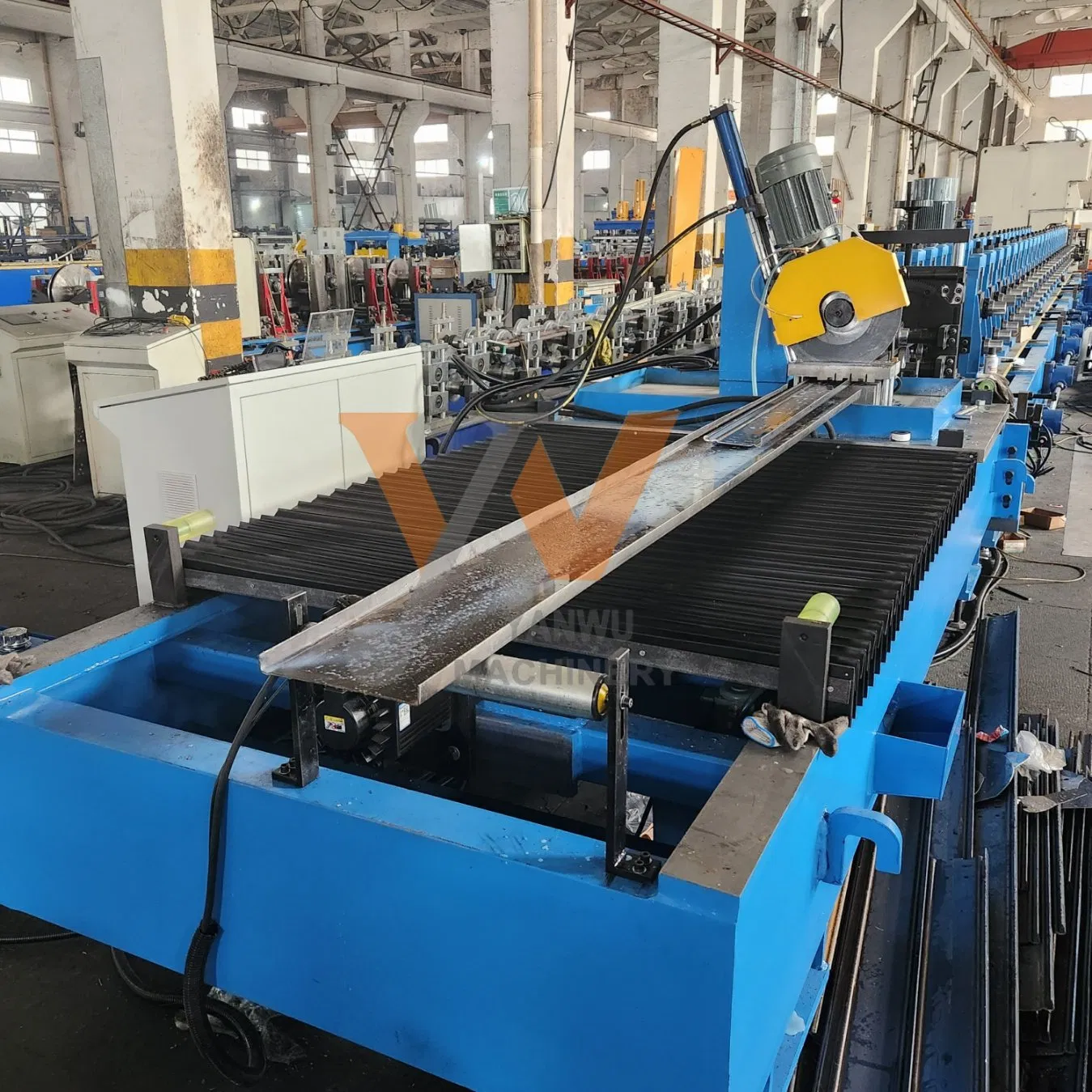 Máquina de fabricación de máquina de conformado en frío de escaleras de bandeja de cable totalmente automática Yanwu