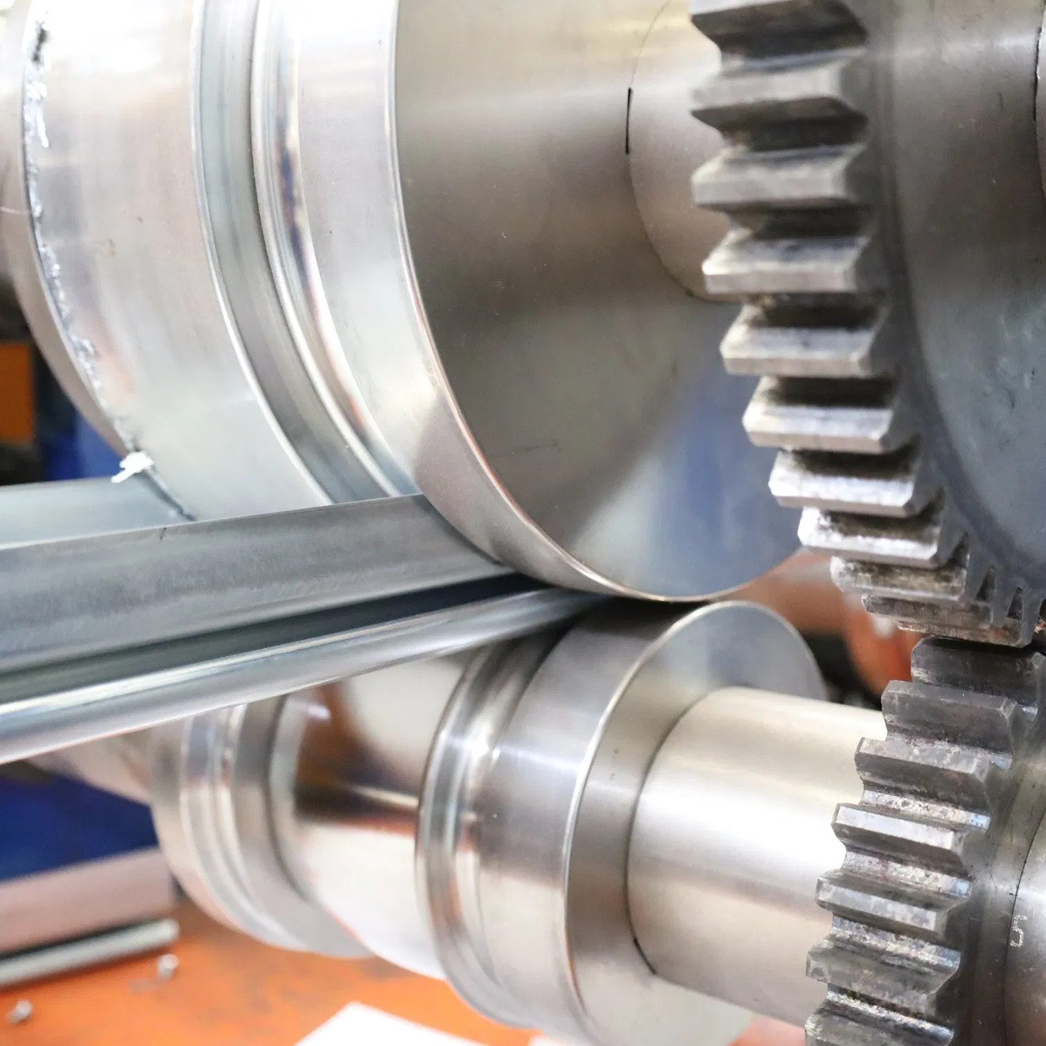 Máquina de persiana enrollable industrial de alta velocidad totalmente automática e inteligente para puertas de garaje de aluminio