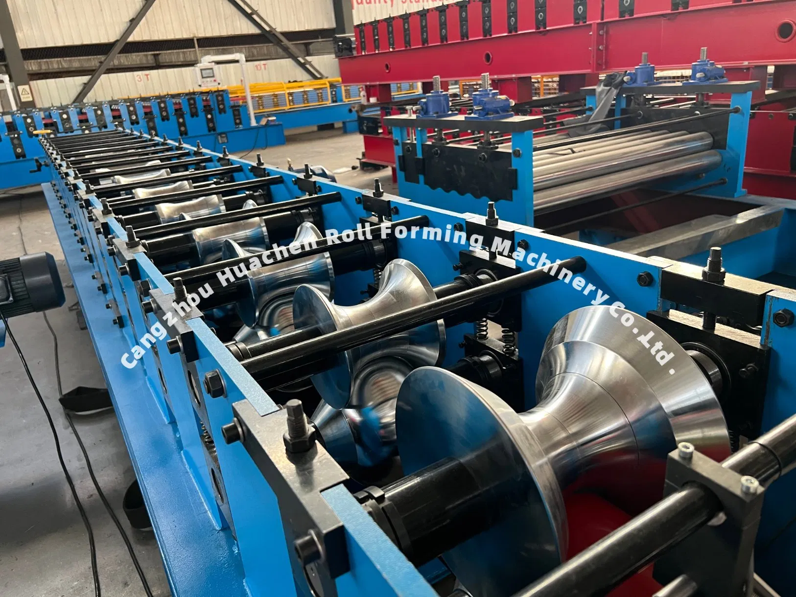 Máquina de conformado de rollos para tapajuntas de techo metálico de Armenia 312mm Alimentando bobinas