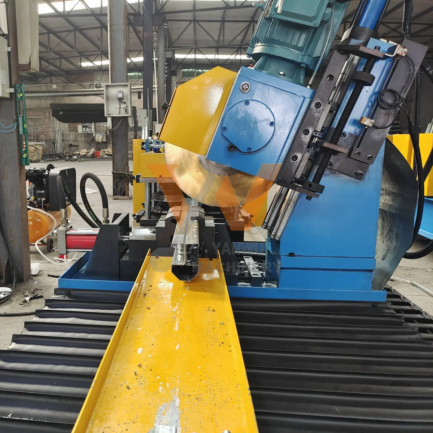 Máquina formadora de red de aislamiento de barandilla con columna en forma de durazno de alta velocidad Yanwu