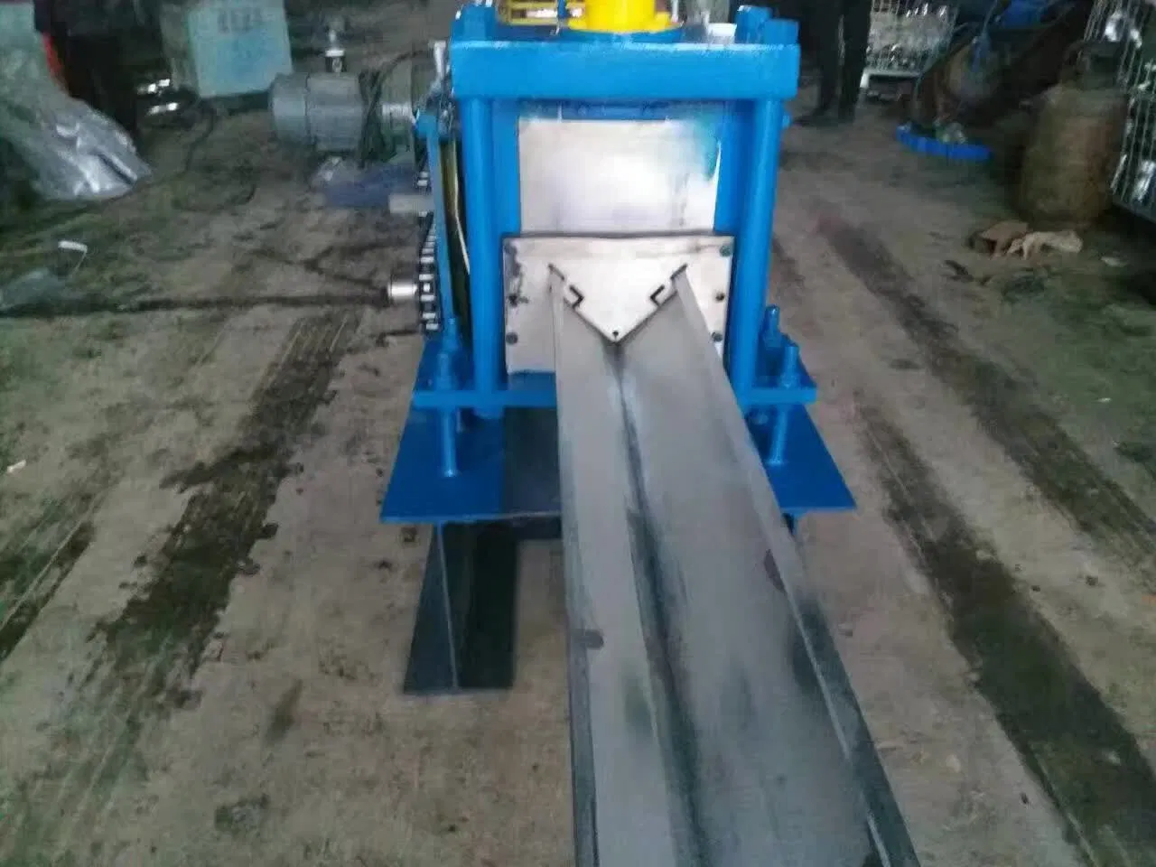 Máquina para fabricar tejas de cumbrera de metal para paneles de techo de doble capa, máquina de conformado en frío para tejas de cumbrera de acero galvanizado