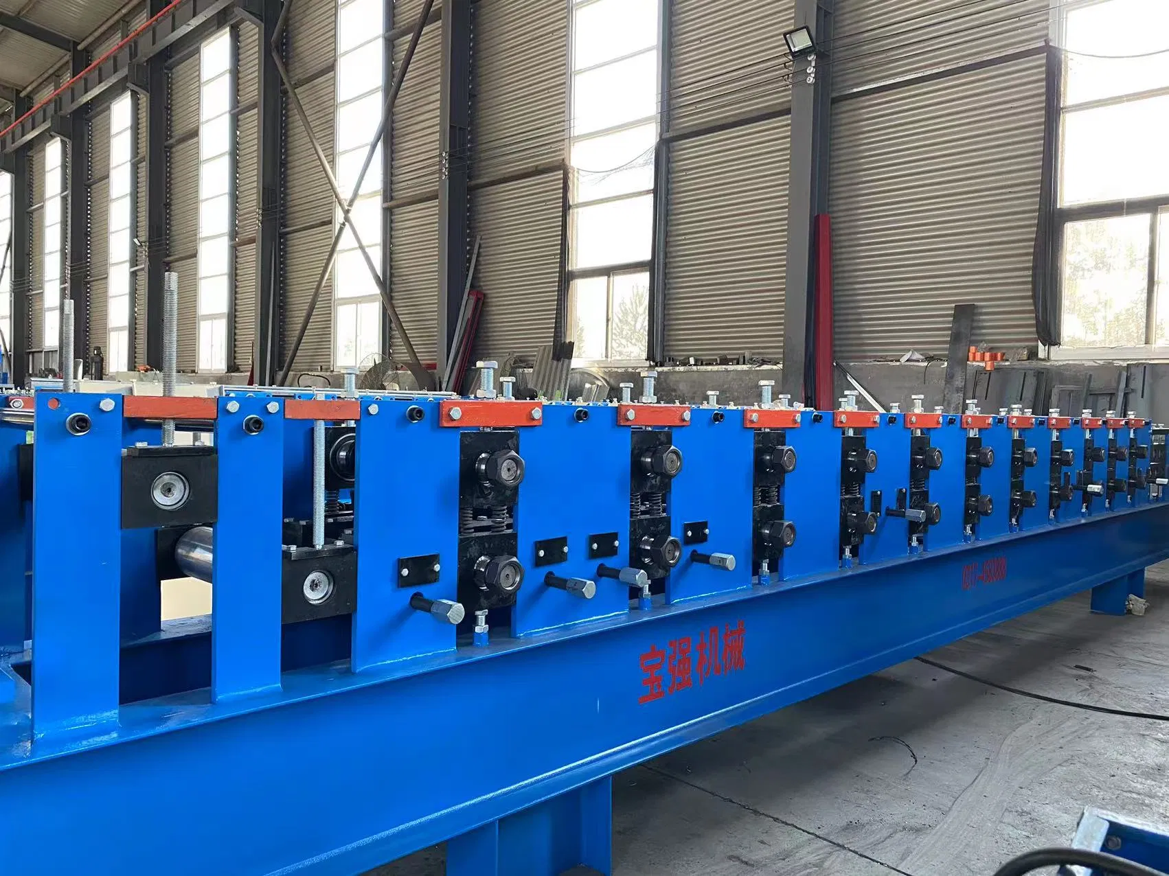 Máquina de formación en frío de paneles de techo de metal de acero galvanizado de triple capa