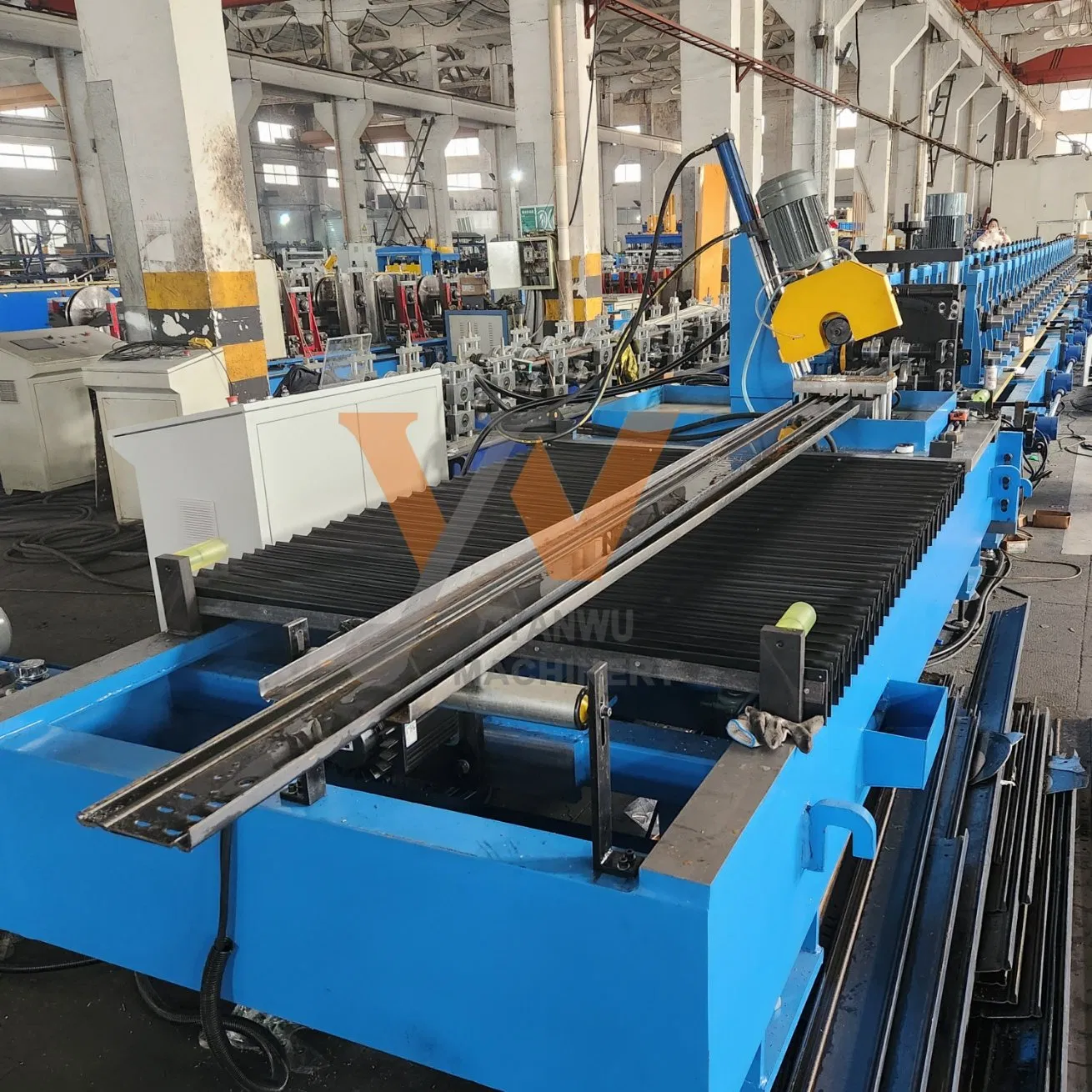 Máquina de fabricación de máquina de conformado en frío de escaleras de bandeja de cable totalmente automática Yanwu