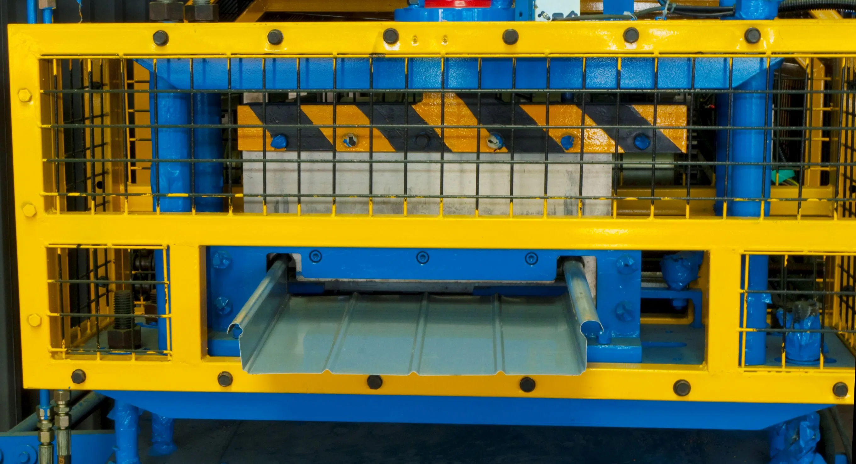 Máquina de conformado de paneles de techo metálico de costura de pie con bloqueo de snap móvil SSR en venta
