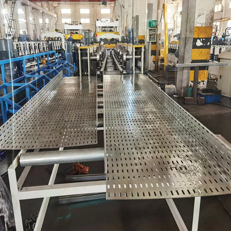 Máquina de conformado de bandejas de cable con cambio automático de tamaño