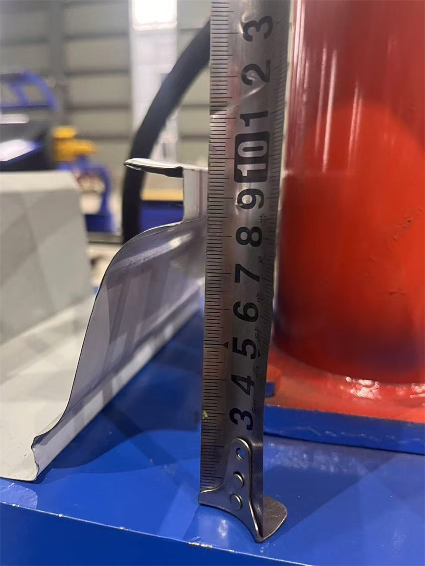 Panel sándwich de canal de guardarraíl frío, estructura de acero, nuevo techo metálico, teja de techado, quilla de acero ligero, perfil de viga C Z U, máquina de conformado en frío para fabricación de tejas