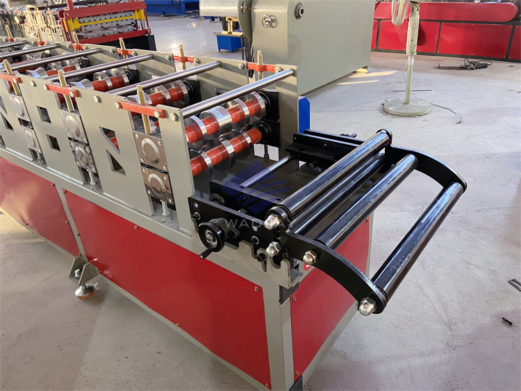 Máquina para fabricar tapajuntas de techo de metal de aluminio