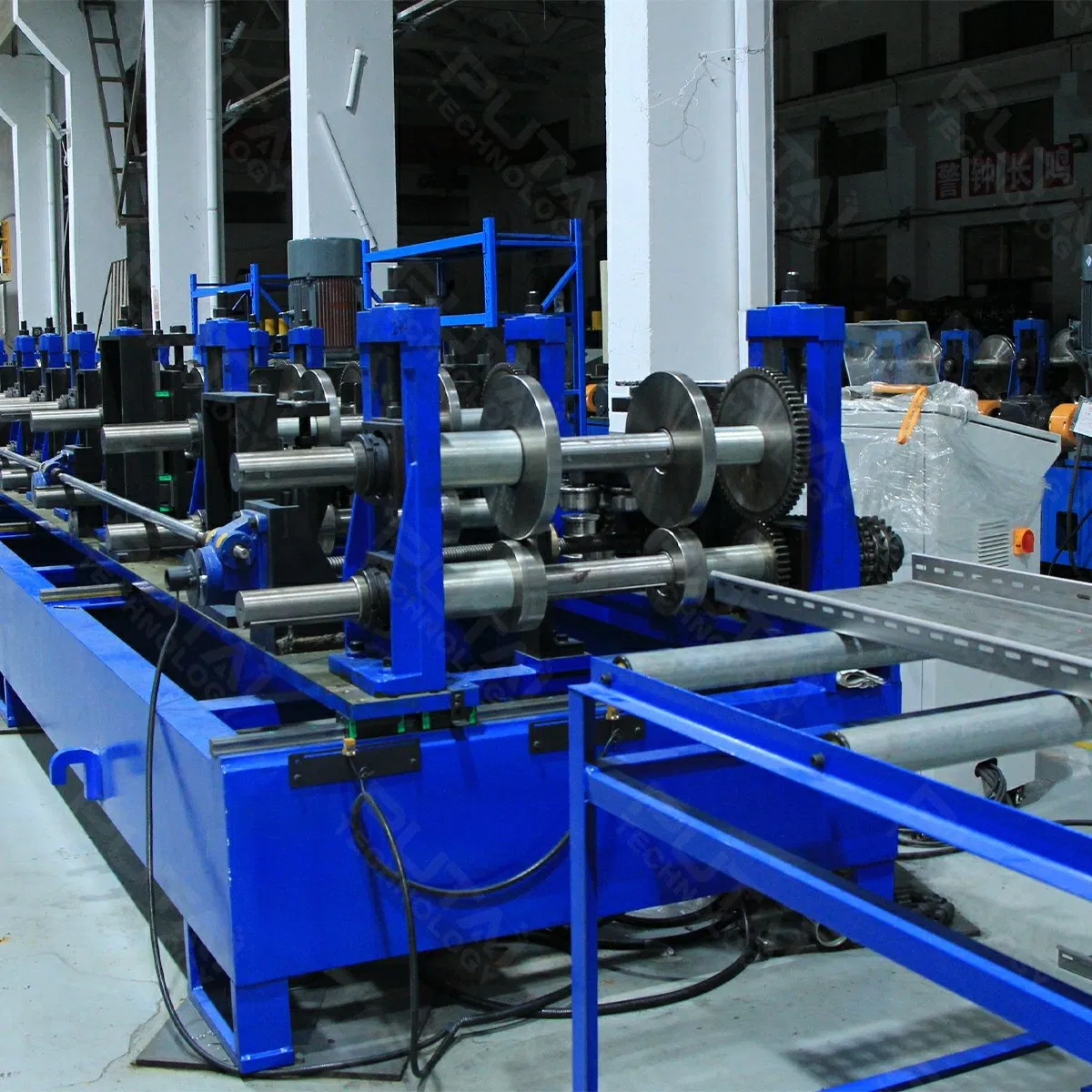 Línea de producción de maquinaria para la fabricación de bandejas de cable automáticas de alta resistencia, máquina de conformado en frío para bandejas de cable perforadas