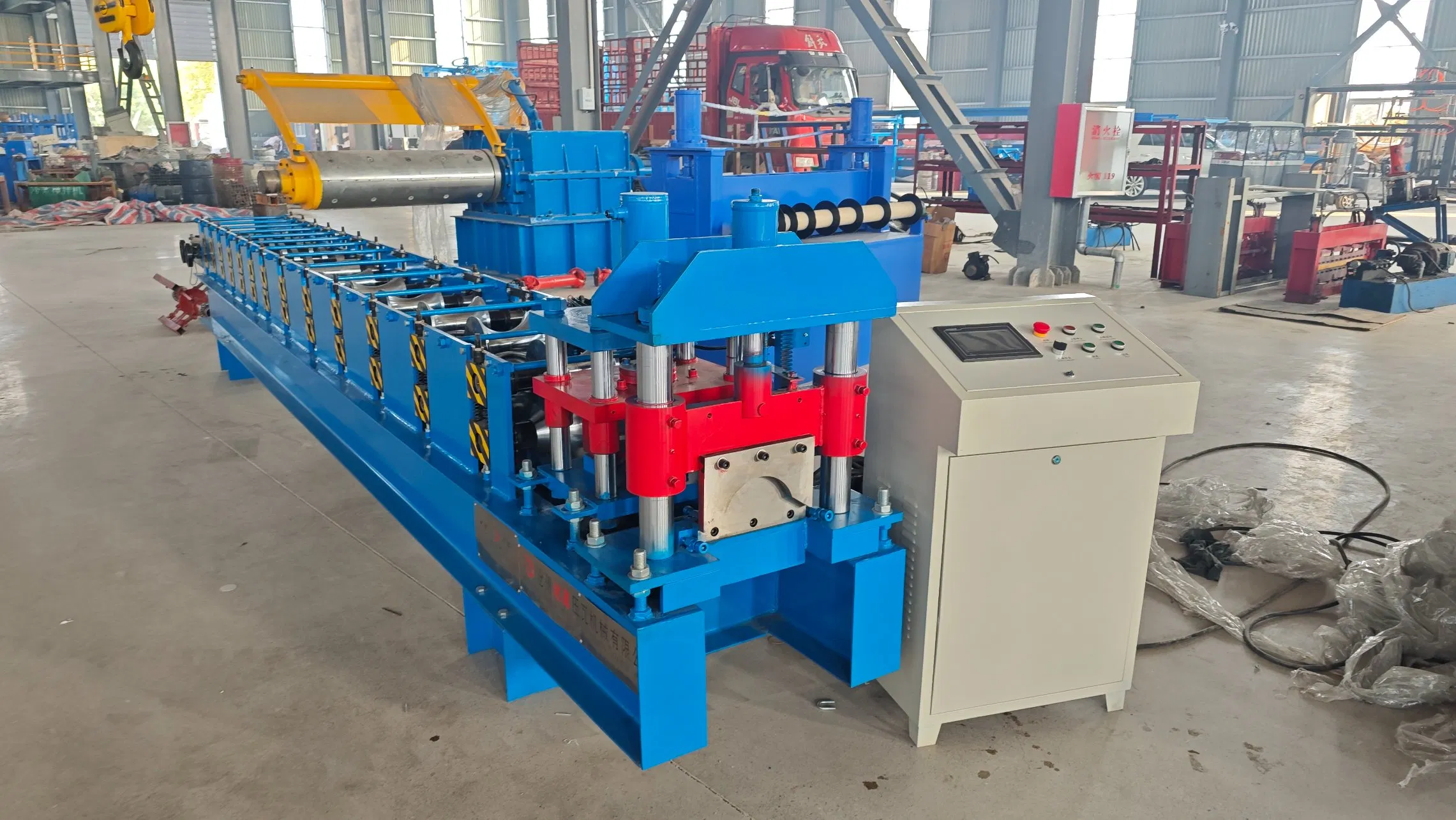 Máquina automática completa para la fabricación de tejas de metal para techos, capuchón de cumbrera, purlin, panel de cumbrera, formación en frío de doble capa, máquina de sándwich de alta velocidad