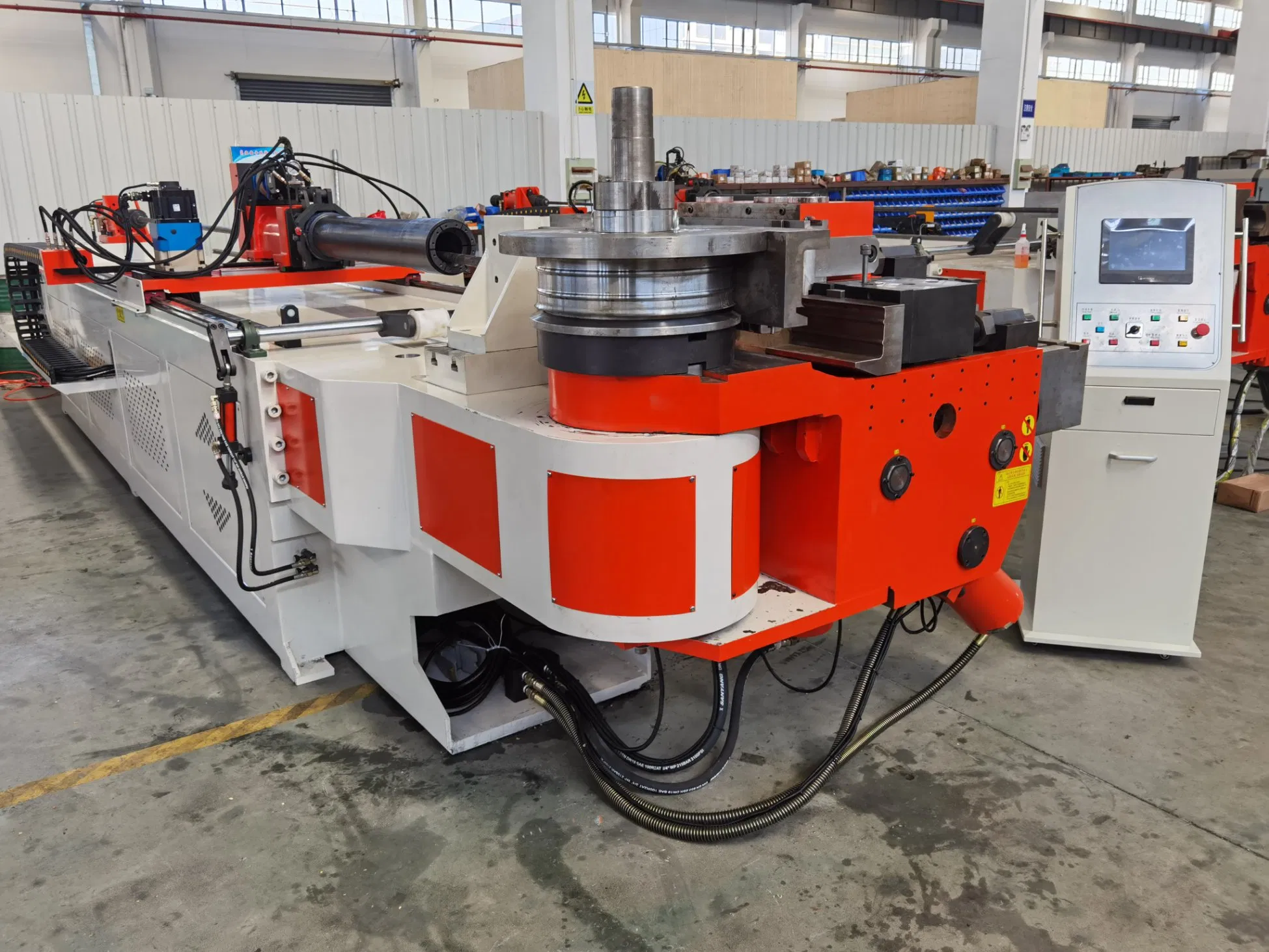 Máquina de Doblado de Tubos CNC R400: Radio de Doblado Máximo para Tubos de Barandilla de Estadio y Formación de Tubos para Estructuras de Gran Escala en Centros de Exposición