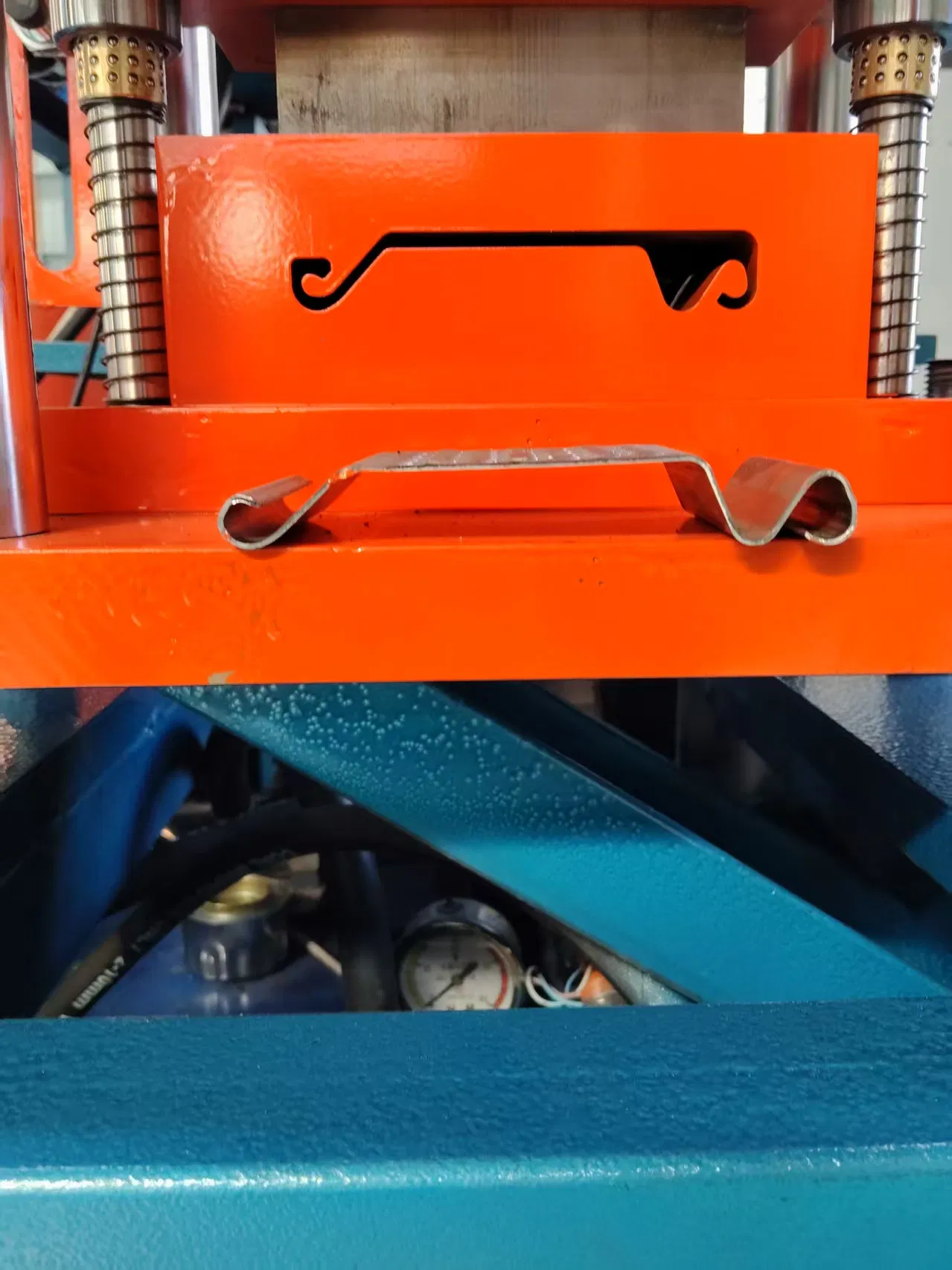 Línea de producción de perfil de puerta enrollable de garaje fabricada en China para máquina de conformado en frío