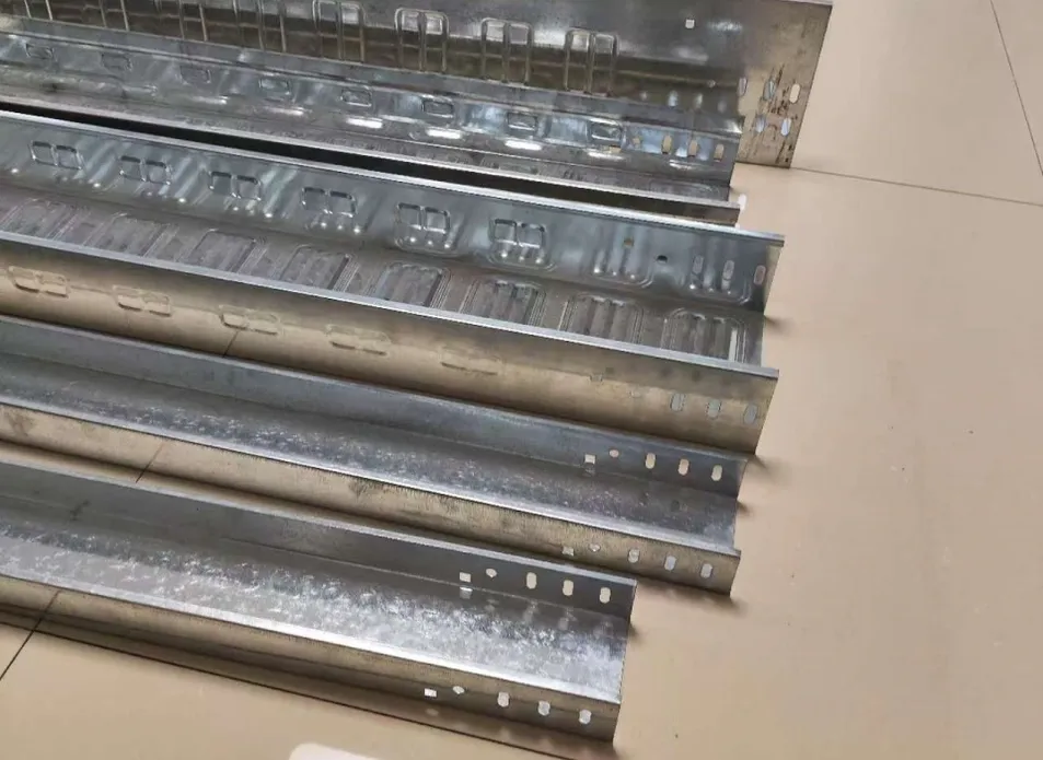 Máquina de formación automática de bandejas de cable galvanizadas en caliente de fábrica de China