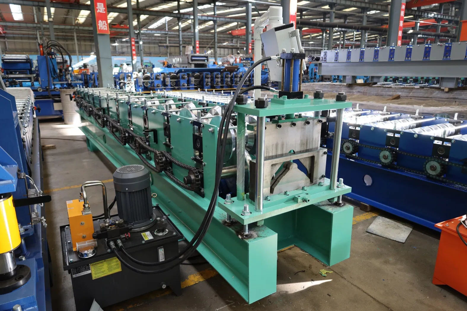Máquina de conformado de rodillos para tapajuntas de techo de metal Máquina para fabricar tejas de cumbrera