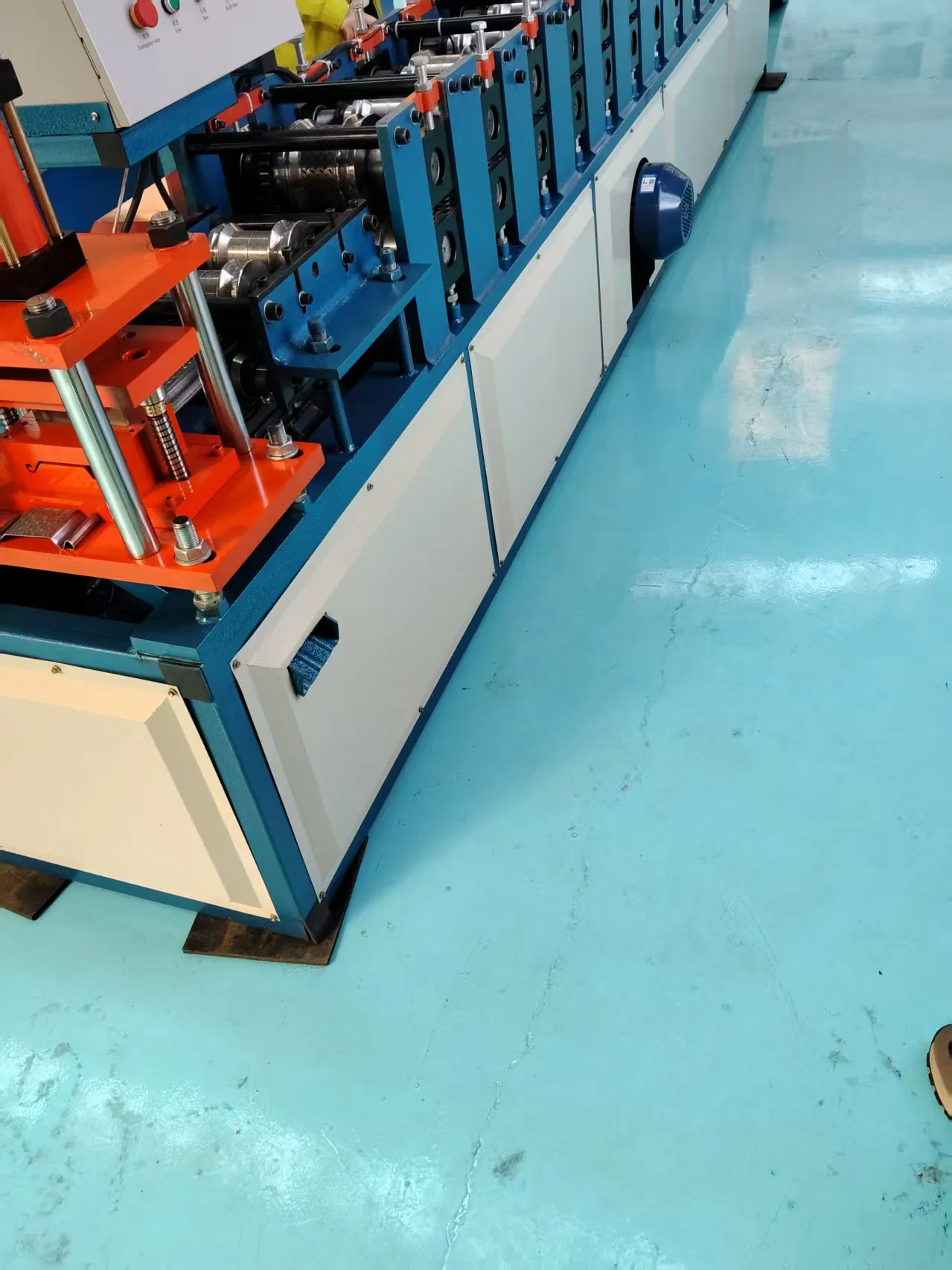 Línea de producción de perfil de puerta enrollable de garaje fabricada en China para máquina de conformado en frío
