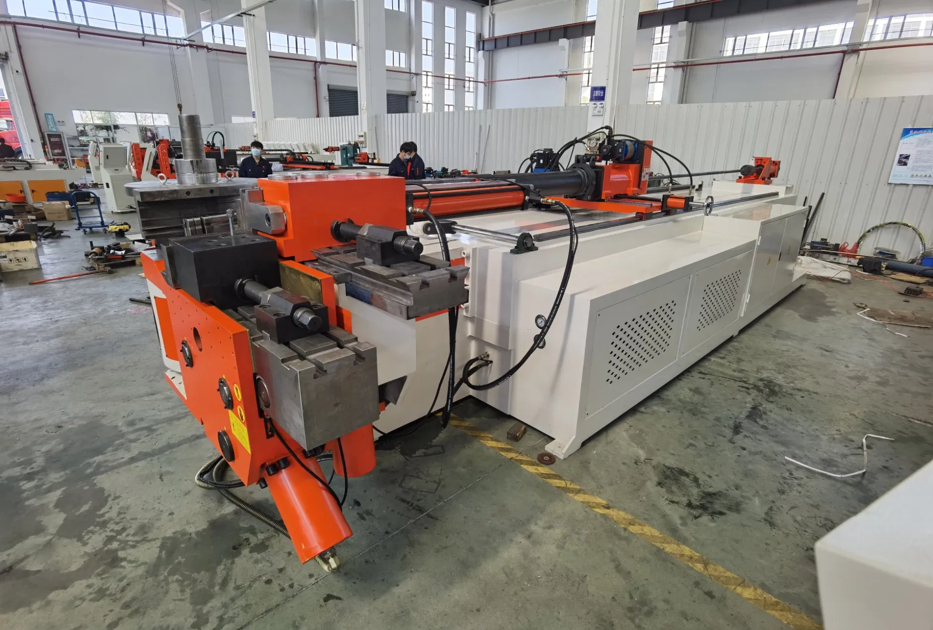 Máquina de Doblado de Tubos CNC R400: Radio de Doblado Máximo para Tubos de Barandilla de Estadio y Formación de Tubos para Estructuras de Gran Escala en Centros de Exposición