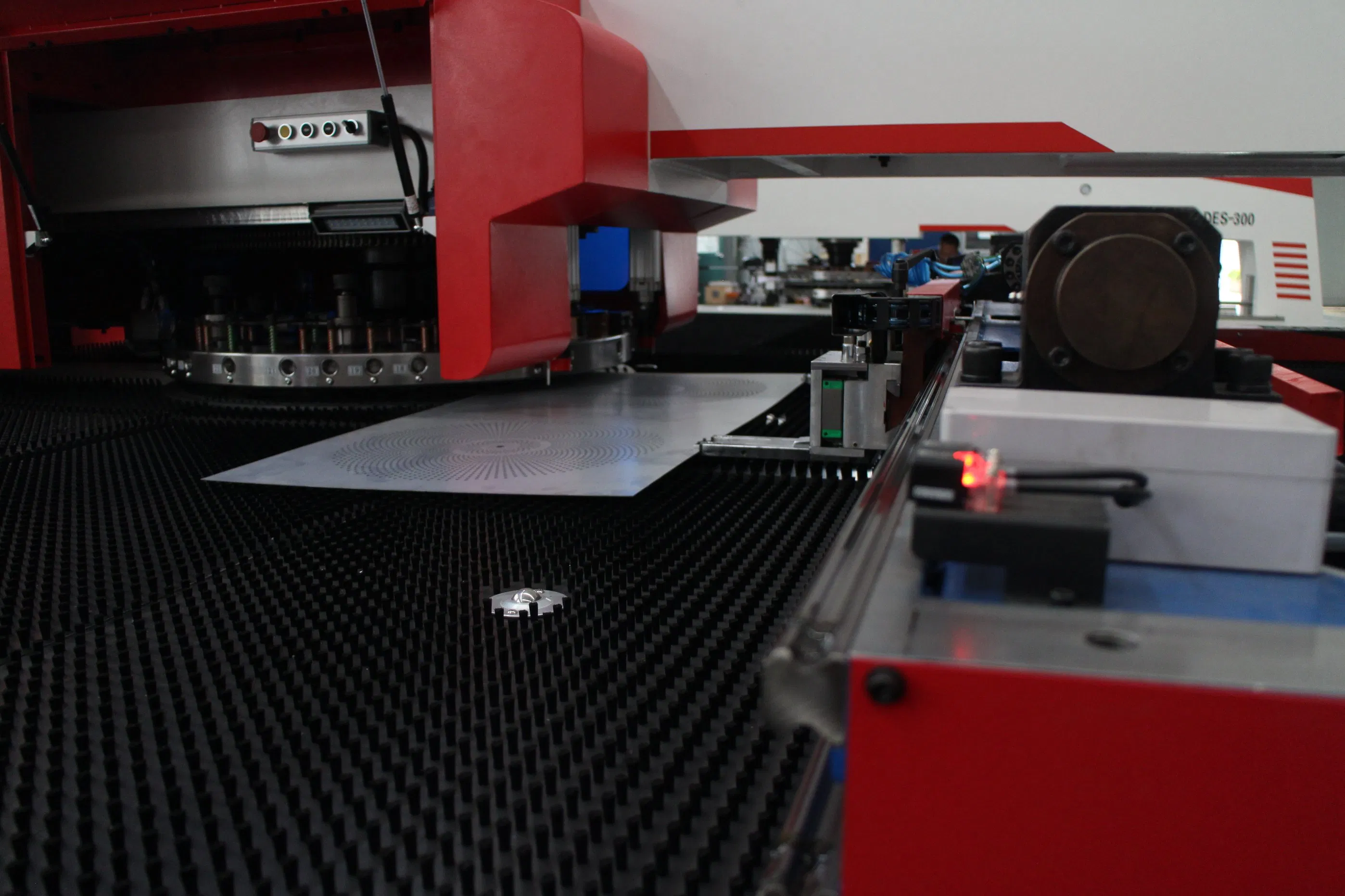 0.5-6.35mm Máquina versátil de punzonado/corte/rodado CNC para bobina de placa de metal para puertas y ventanas