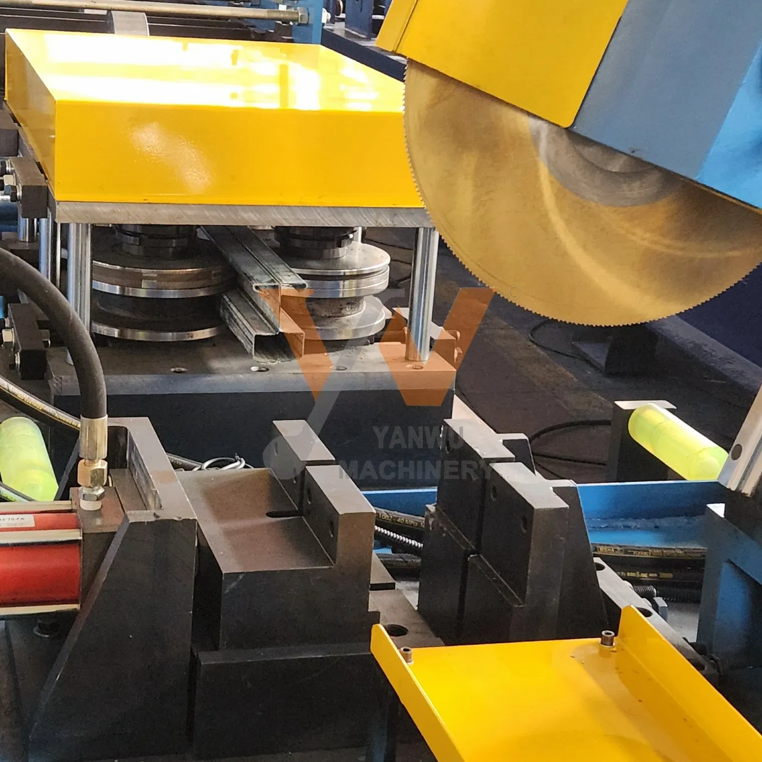 Máquina formadora de red de aislamiento de barandilla con columna en forma de durazno de alta velocidad Yanwu