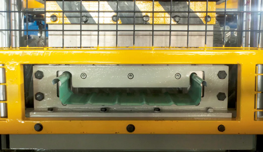 Máquina de conformado de paneles de techo metálico de costura de pie con bloqueo de snap móvil SSR en venta