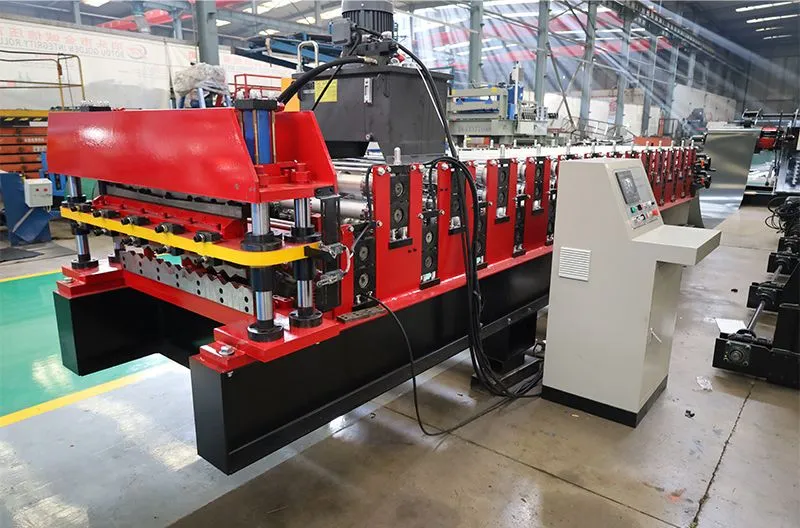 Máquina de conformado en frío de panel de techo triple de tres capas para chapa metálica en venta