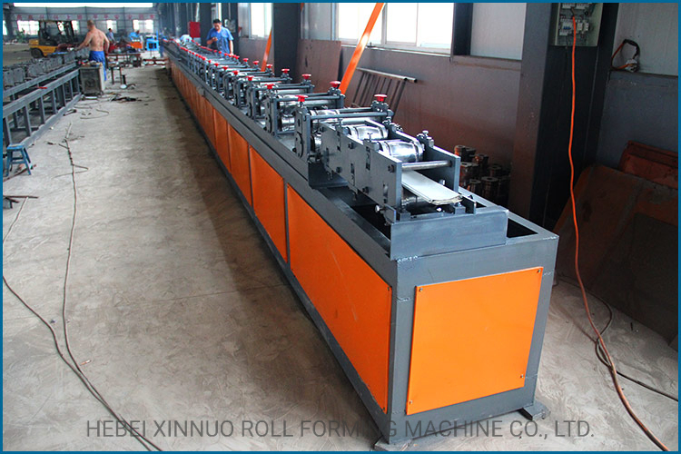 Línea de producción de máquina formadora de rollos de lamas de puerta enrollable de garaje de acero metálico PU fabricada en China