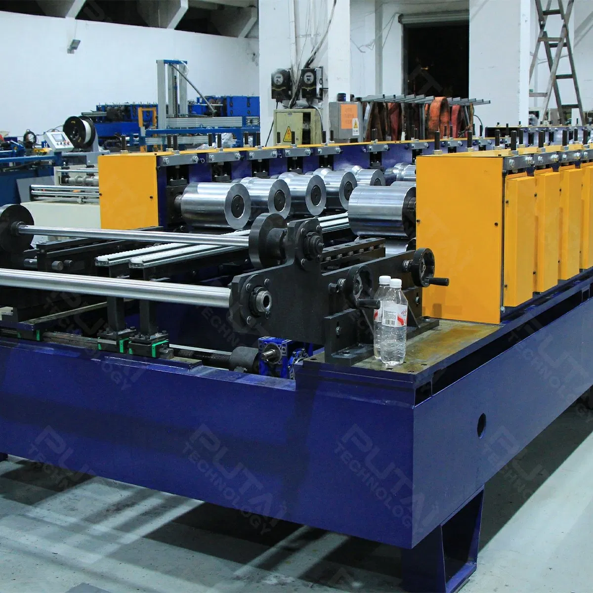 Línea de máquina de formación en frío para la fabricación de bandejas de cable de metal perforado Putai con corte hidráulico