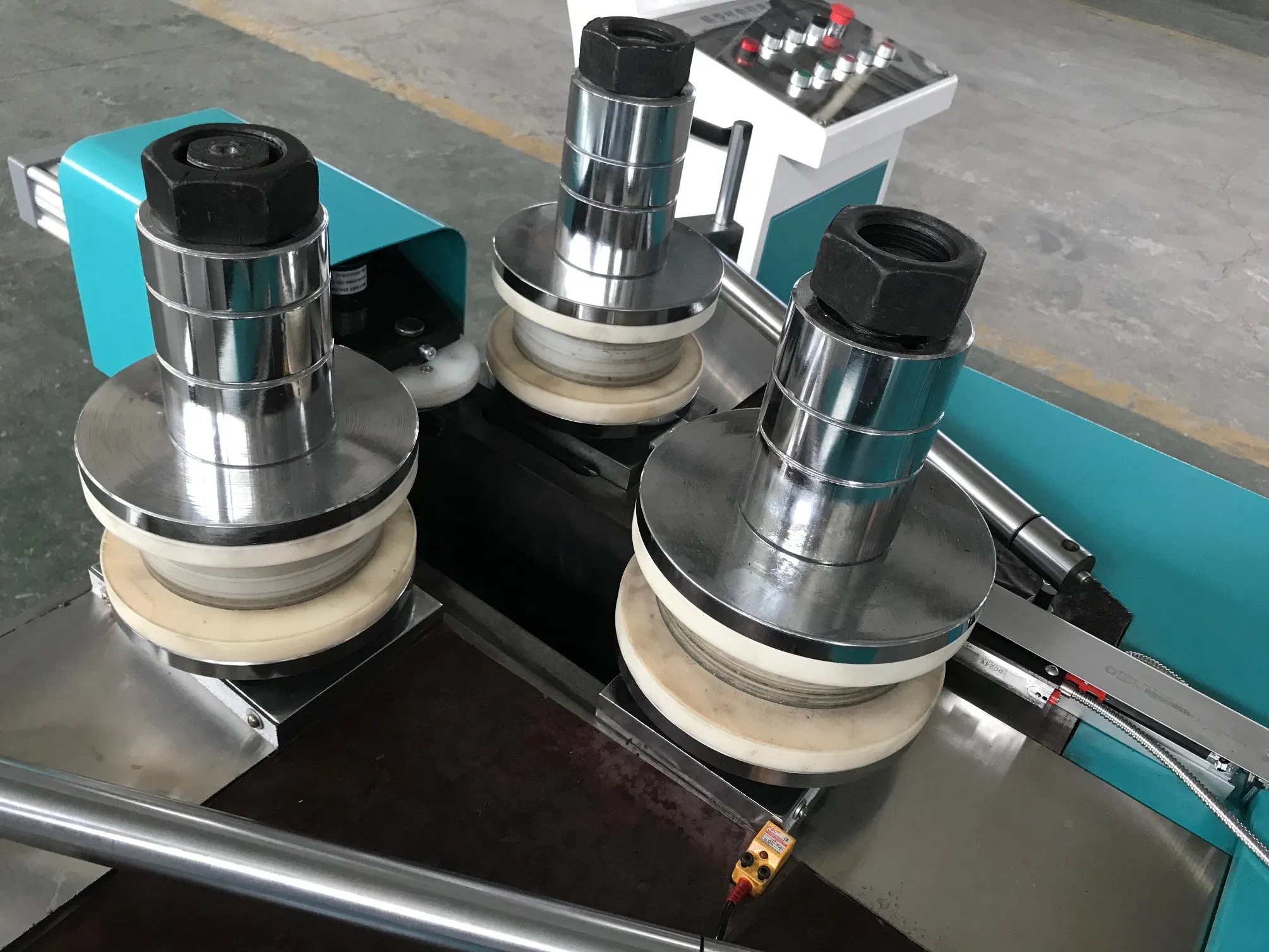 Máquina de rodar perfiles de puertas y ventanas de aluminio y PVC