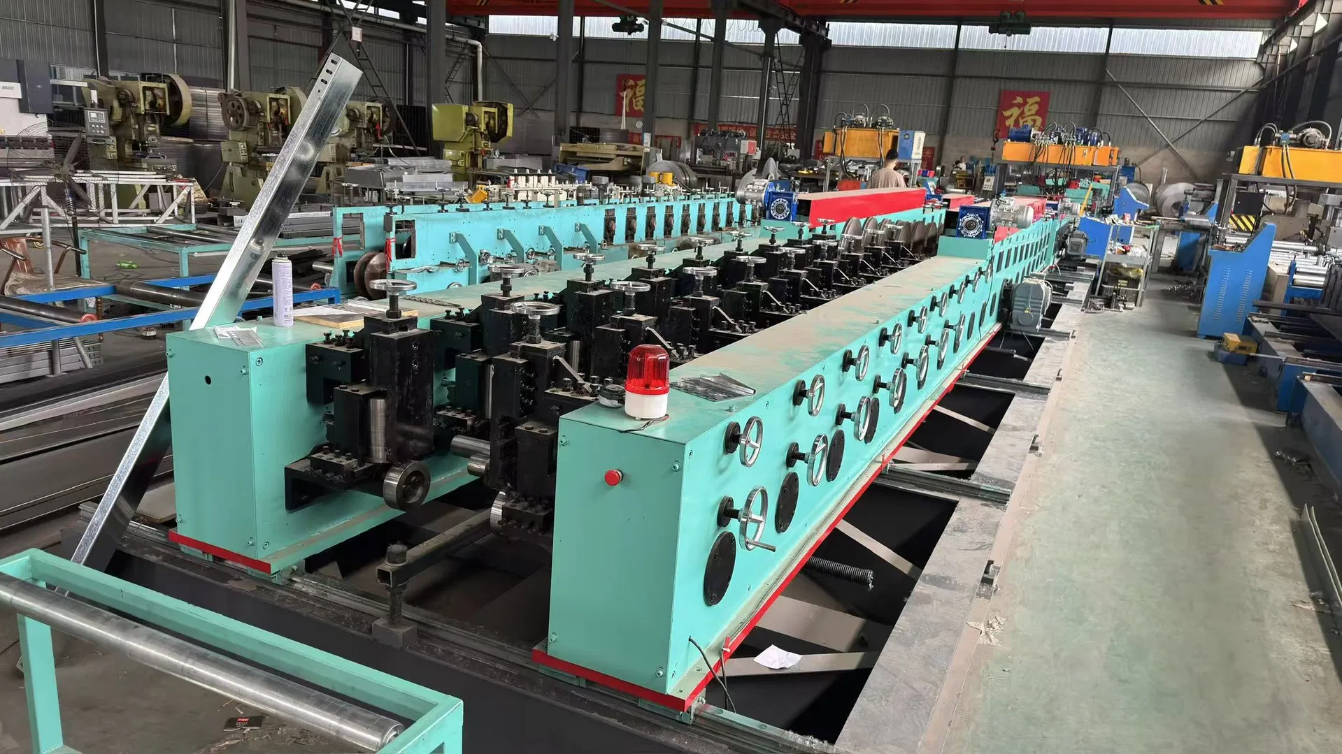 Línea de producción de perfil de puerta enrollable de garaje fabricada en China para máquina de conformado en frío