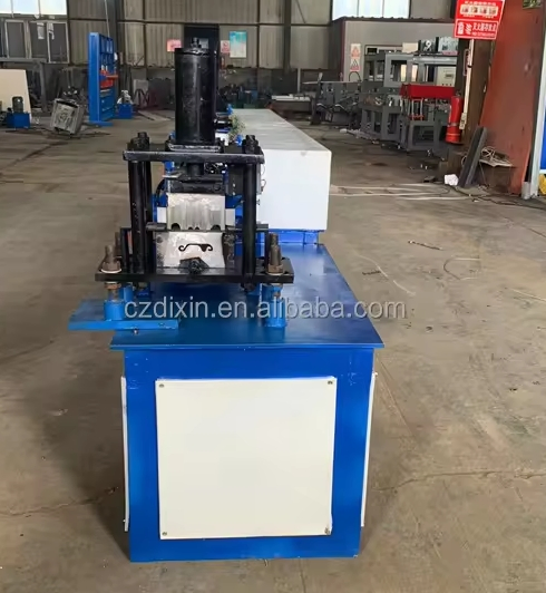 Máquina de fabricación de lamas de persiana enrollable personalizada automática de forma en Zimbabwe, máquina de conformado de tiras para puertas enrollables