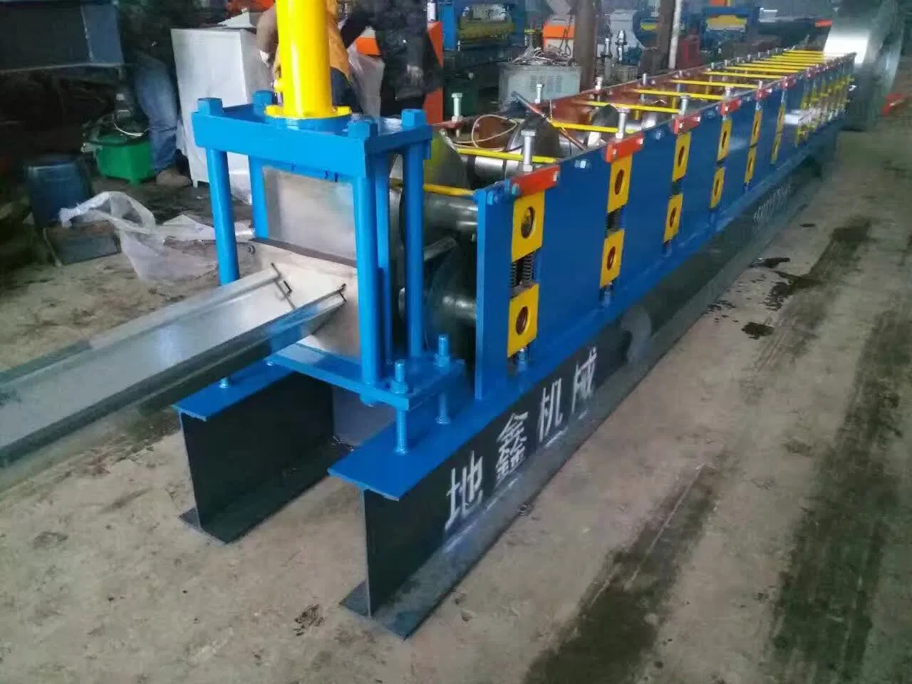 Máquina para fabricar tejas de cumbrera de metal para paneles de techo de doble capa, máquina de conformado en frío para tejas de cumbrera de acero galvanizado