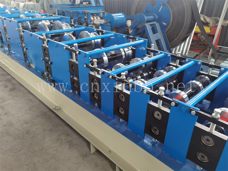 Máquina formadora de rollos de tapajuntas de techo de metal Productor de máquina de tapajuntas
