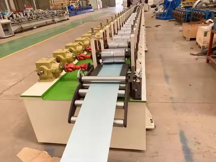 Equipo de conformado de rodillos para puertas de garaje