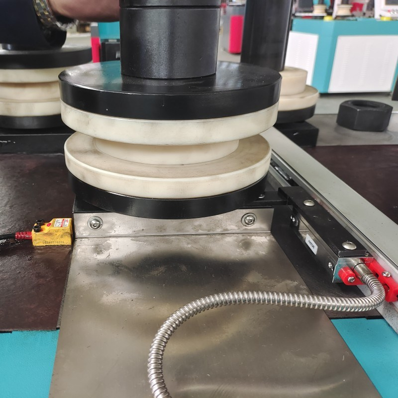 Máquina de rodillos de doblado de tubos de puertas y ventanas de aluminio de puente roto de aluminio CNC de perfil de aluminio automático 3 4