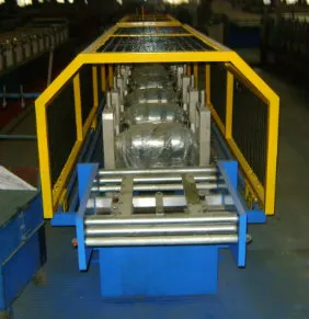 Máquina para fabricar canalones semicirculares de agua