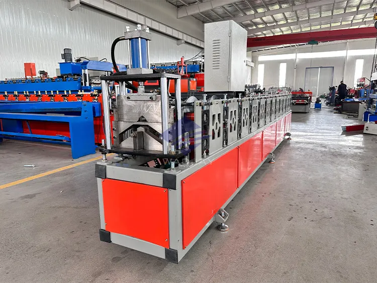 Máquina para fabricar tapajuntas de techo de metal de aluminio