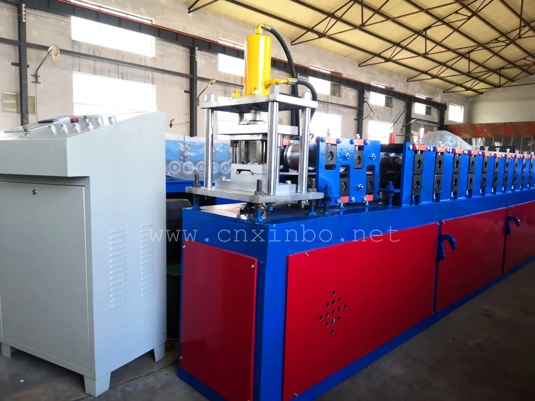 Máquina de conformado en frío para guías de lamas de persianas enrollables de panel de puerta