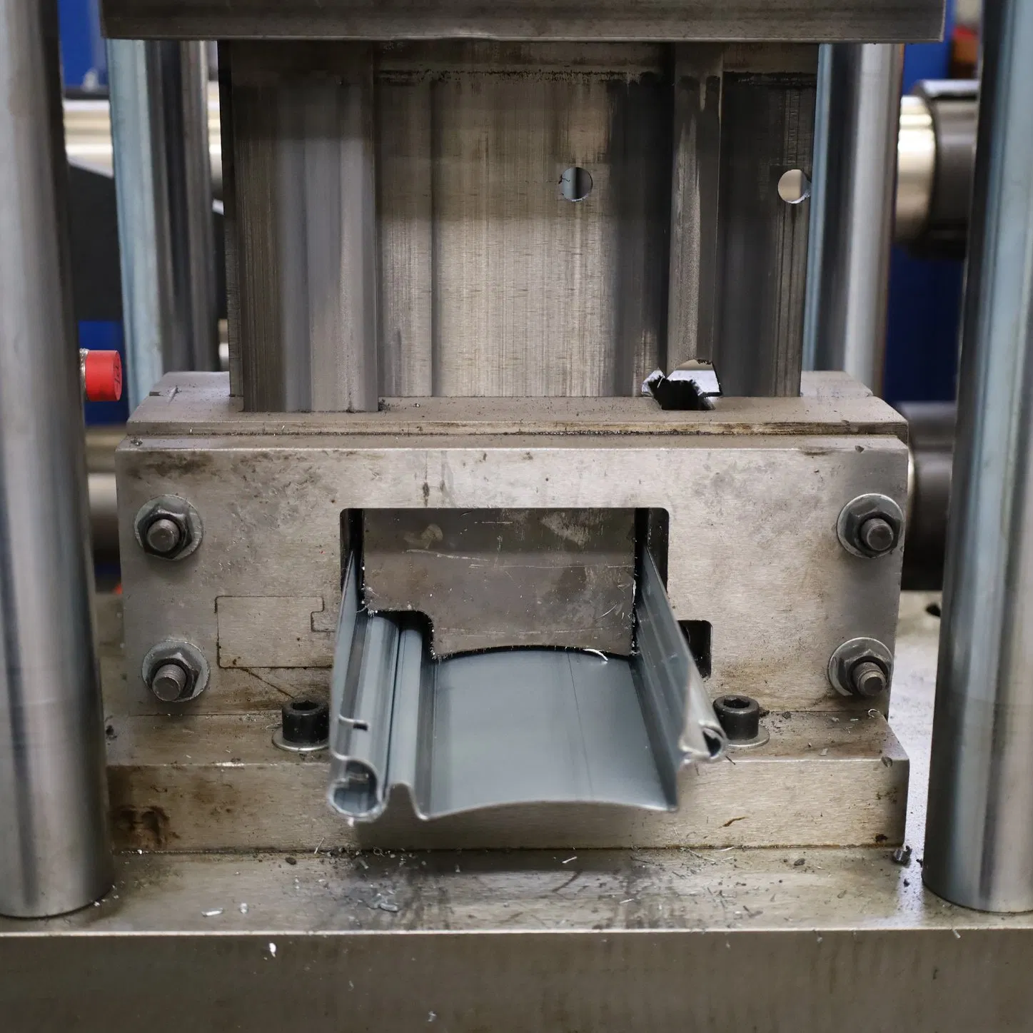 Máquina de persiana enrollable industrial de alta velocidad totalmente automática e inteligente para puertas de garaje de aluminio