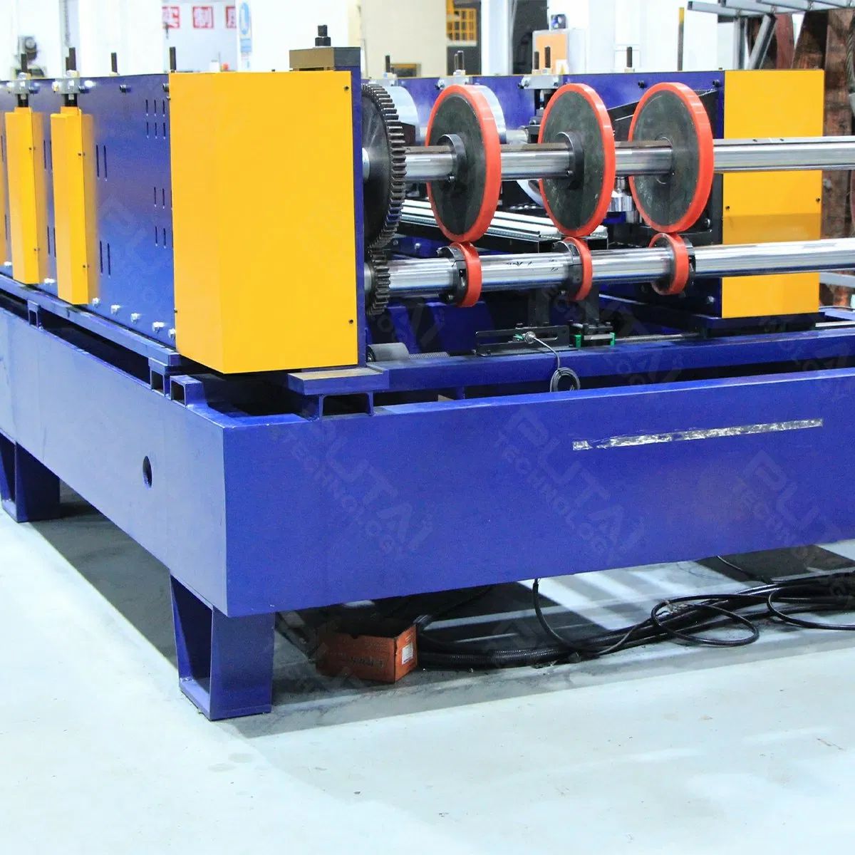 Línea de máquina de formación en frío para la fabricación de bandejas de cable de metal perforado Putai con corte hidráulico