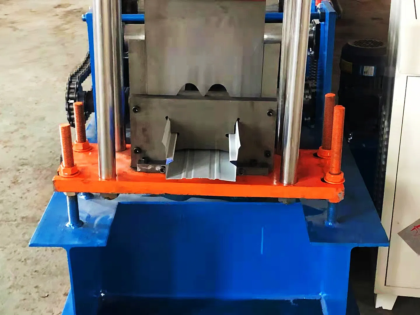Máquina de rodillos para fabricar tejas metálicas de techo, clavos para canalones, paneles sándwich de acero para techos fríos, garantía comercial, canalón de agua de media ronda de acero
