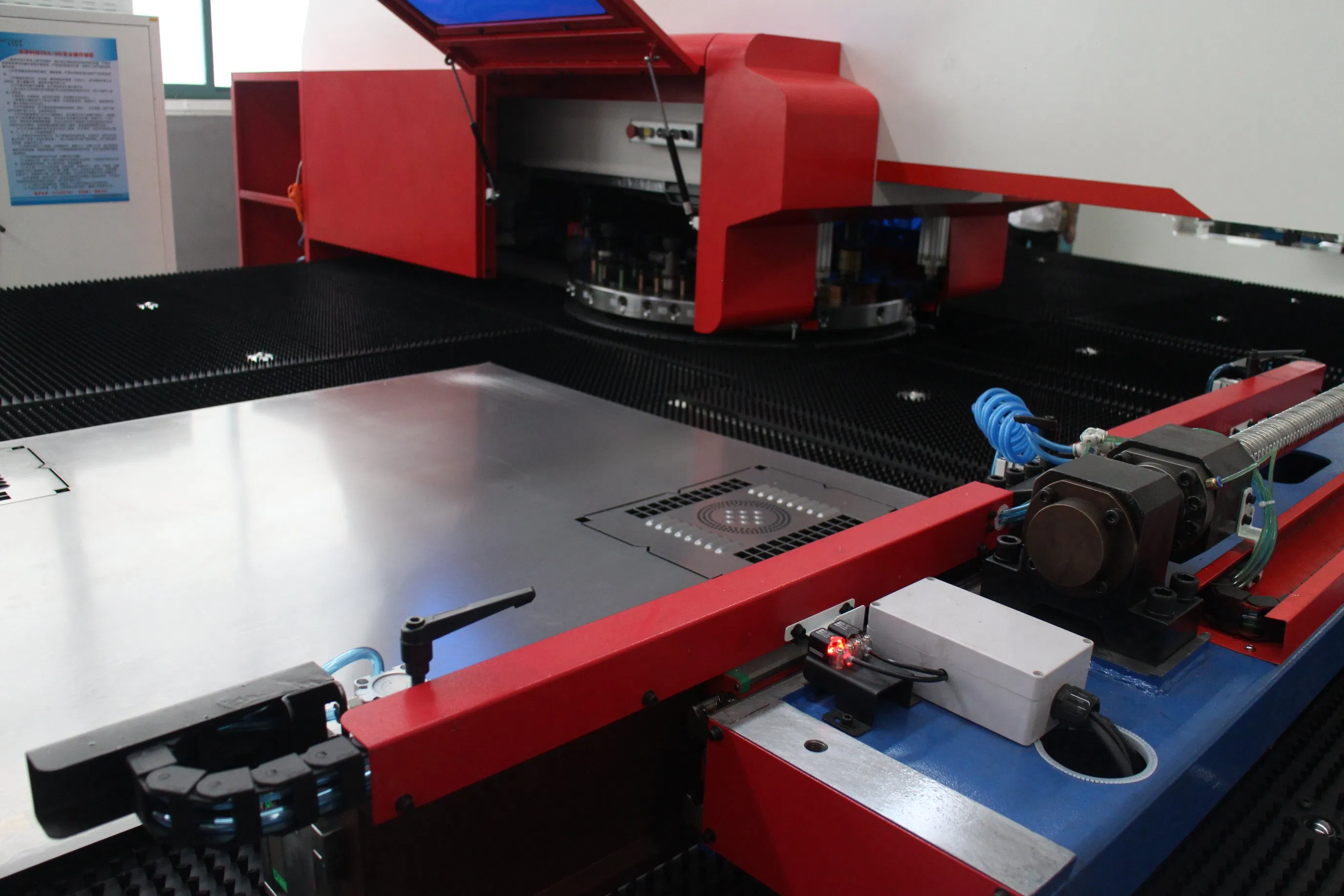 0.5-6.35mm Máquina versátil de punzonado/corte/rodado CNC para bobina de placa de metal para puertas y ventanas