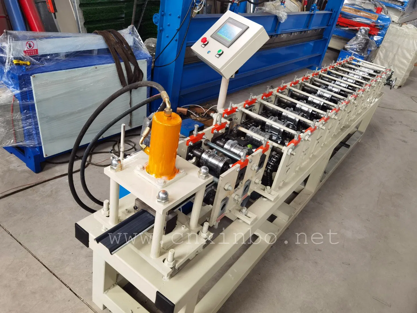 Máquina de conformado en frío para guías de lamas de persianas enrollables de panel de puerta