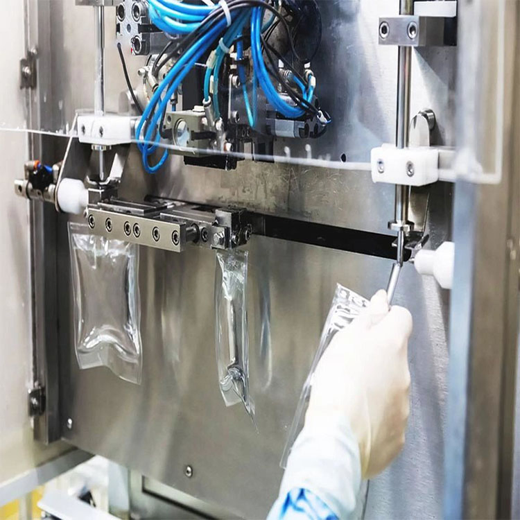 Planta de fabricación de infusiones intravenosas inteligentes con máquina de llenado de bolsas suaves de PVC