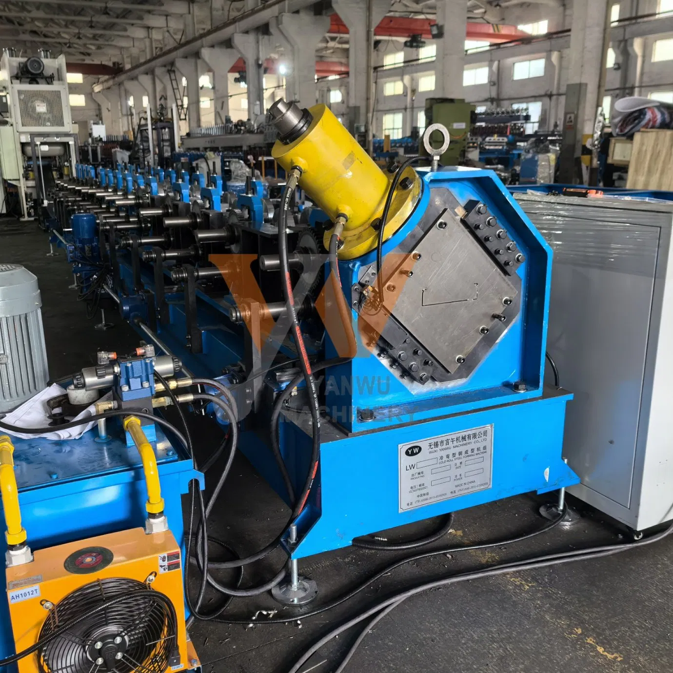 Máquina de fabricación de máquina de conformado en frío de escaleras de bandeja de cable totalmente automática Yanwu