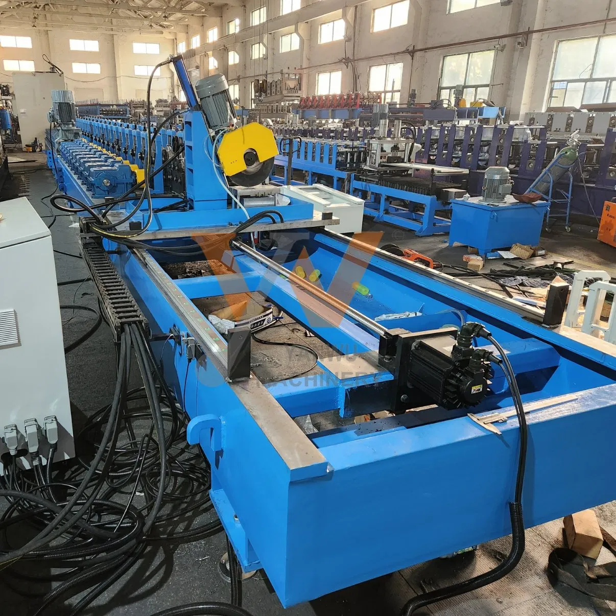 Máquina de fabricación de máquina de conformado en frío de escaleras de bandeja de cable totalmente automática Yanwu